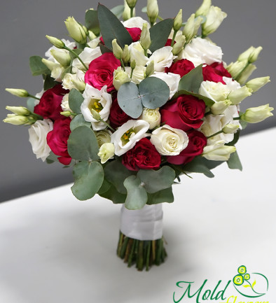 Buchet de mireasa cu trandafiri roșii, eustoma si eucalipt foto 394x433
